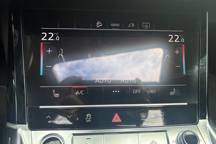 Hvid Audi e-tron fra 2021