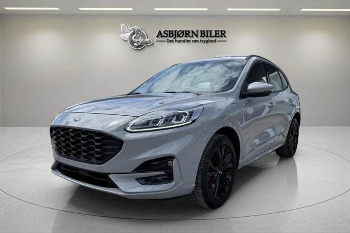 Grå Ford Kuga fra 2023 set udefra