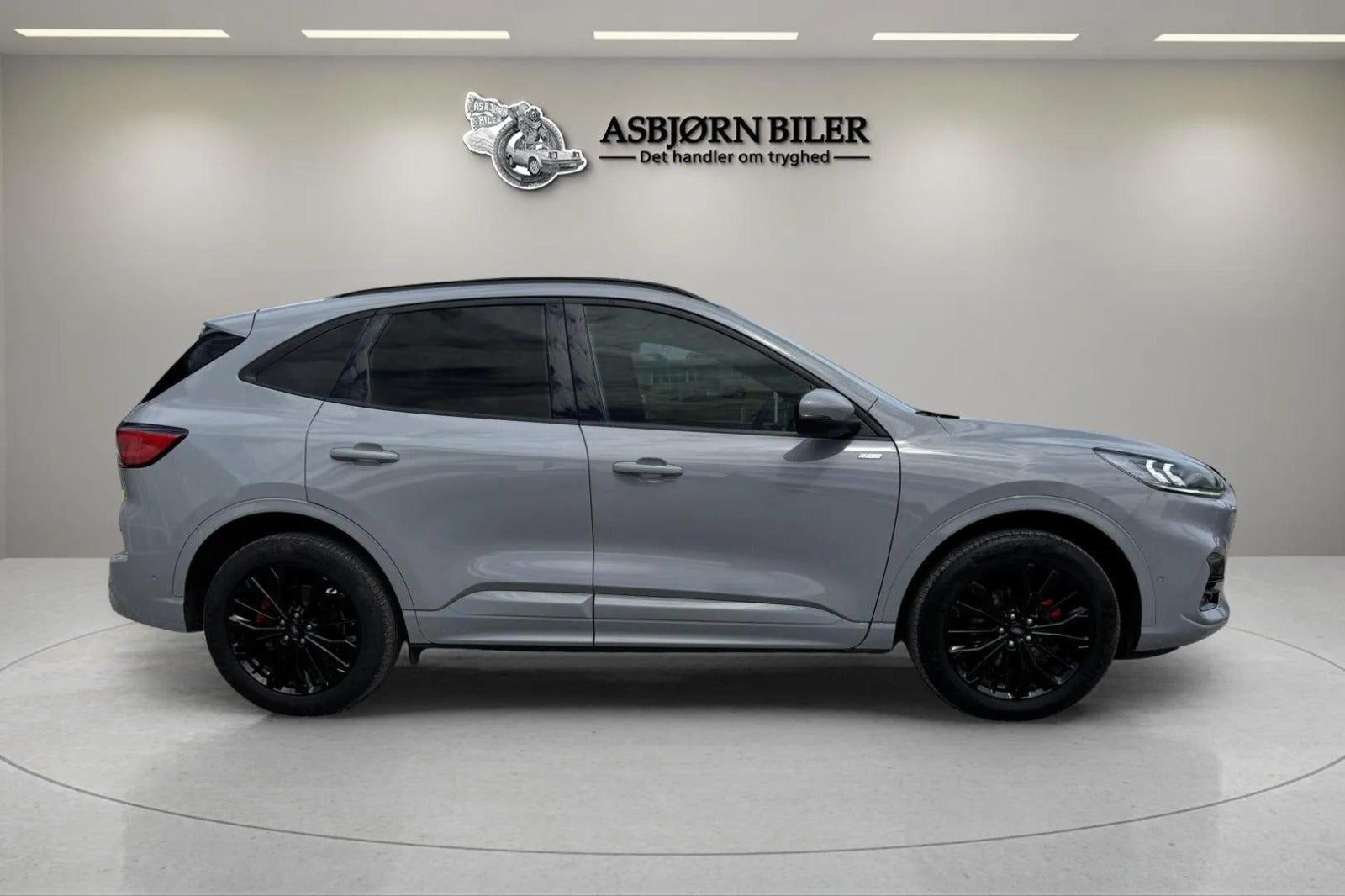 Grå Ford Kuga fra 2023