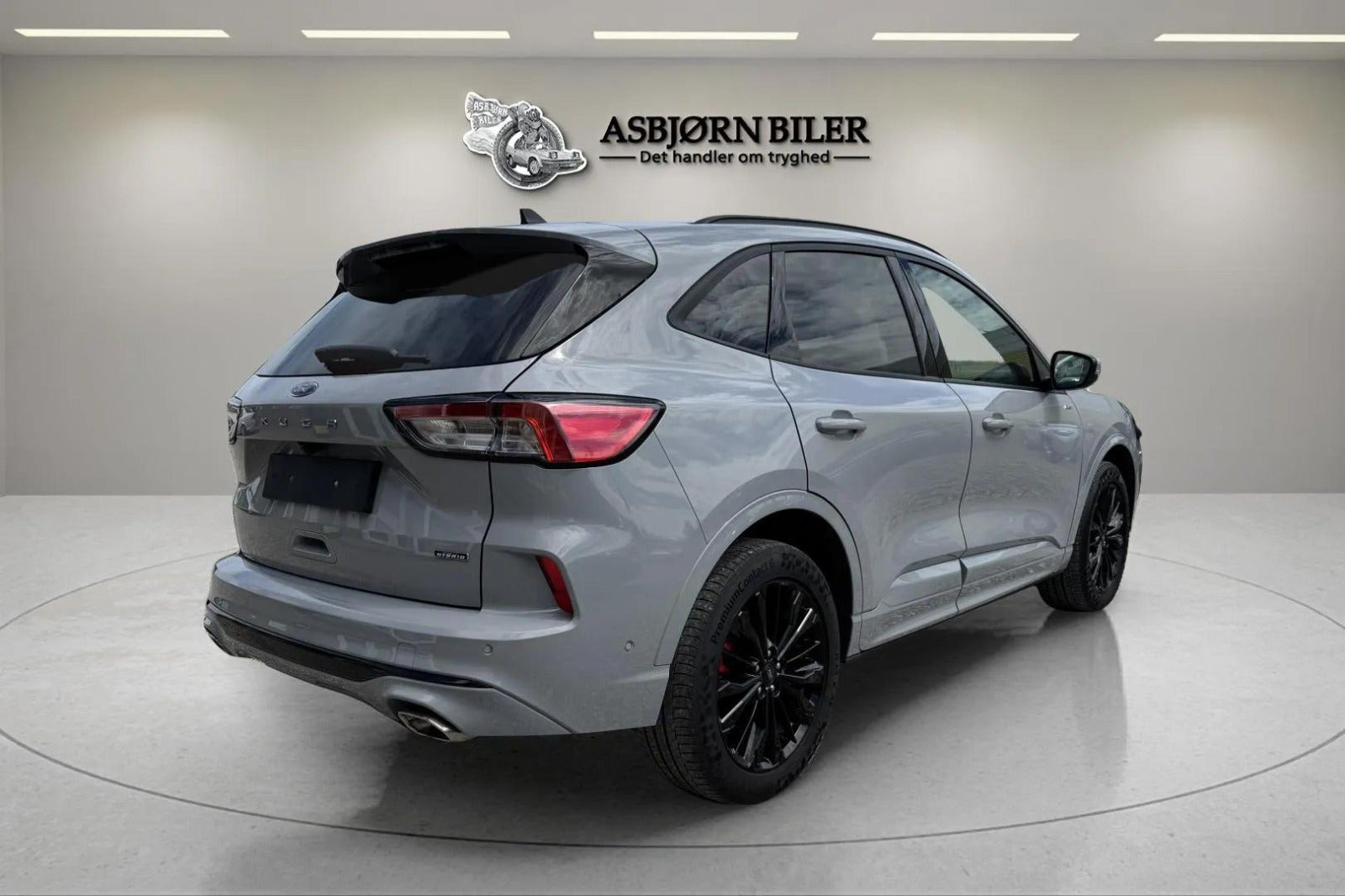 Grå Ford Kuga fra 2023