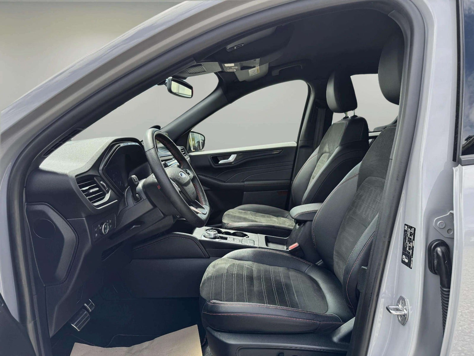Grå Ford Kuga fra 2023