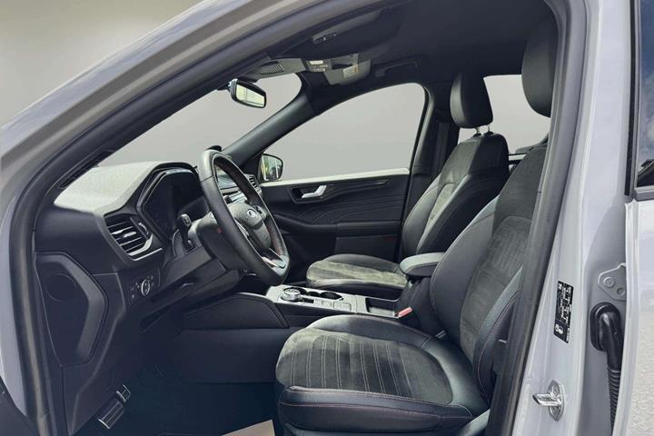 Grå Ford Kuga fra 2023