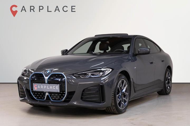 Grå BMW i4 fra 2023 set udefra