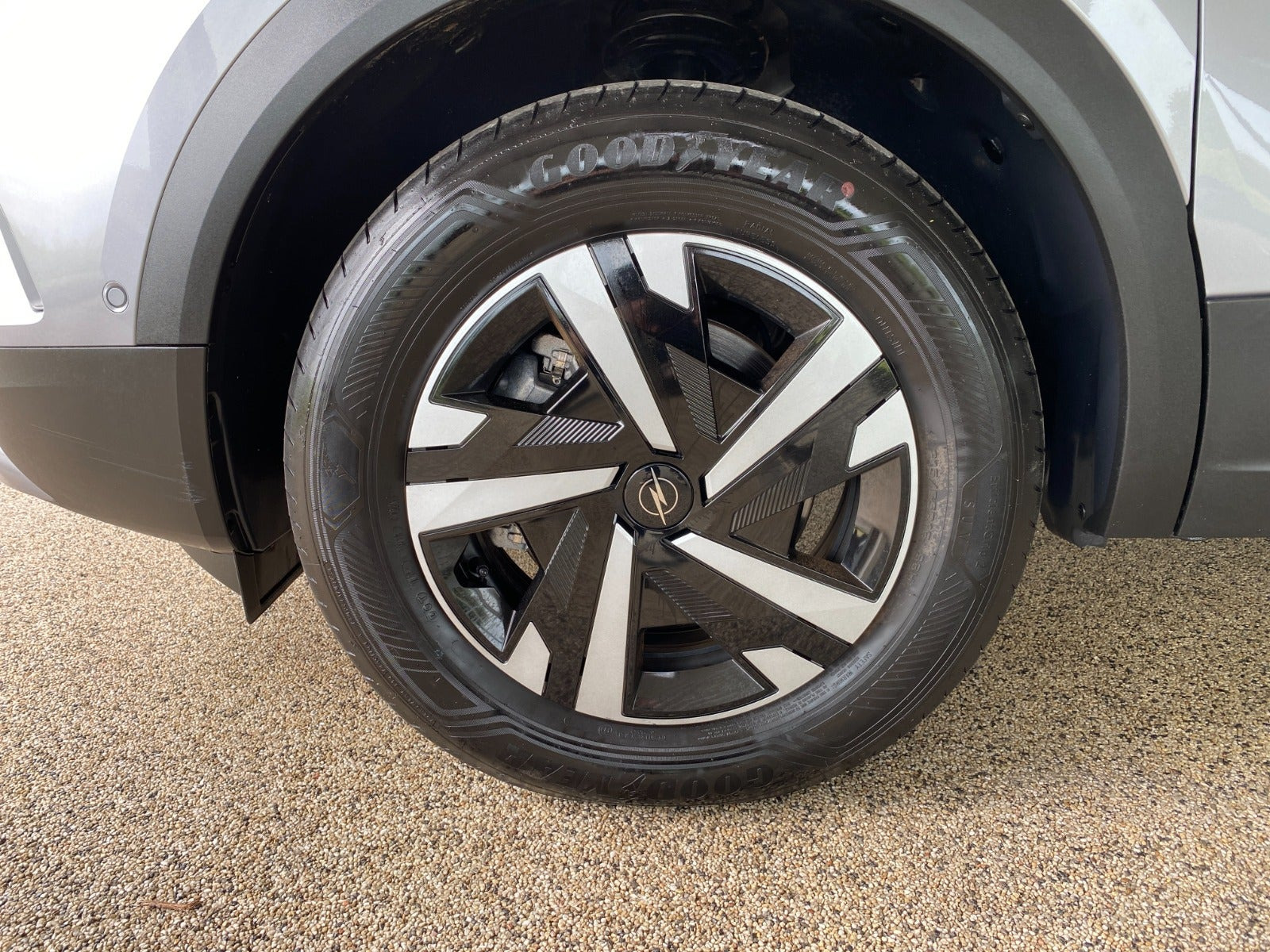 Sølv Opel Mokka-e fra 2025