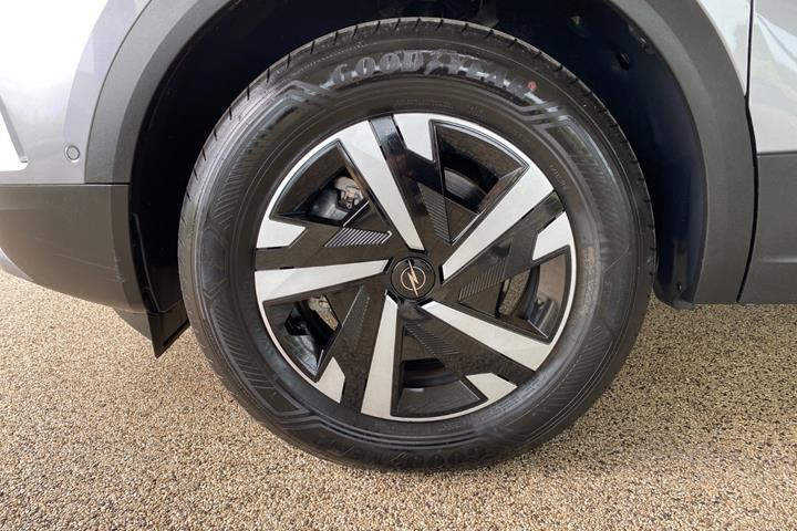 Sølv Opel Mokka-e fra 2025
