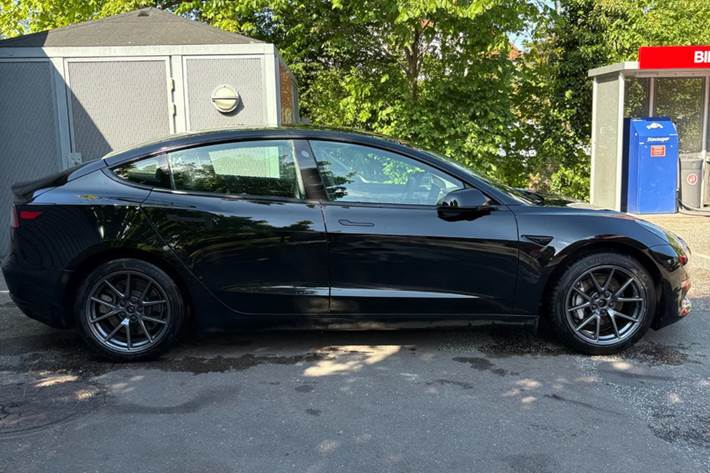Sort Tesla Model 3 fra 2023