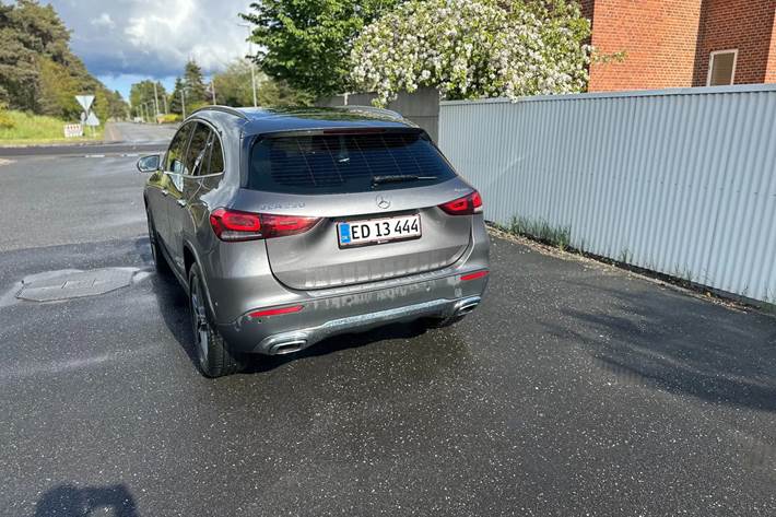 Grå Mercedes GLA250 fra 2020