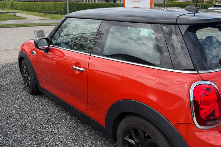 Rød Mini Cooper fra 2019