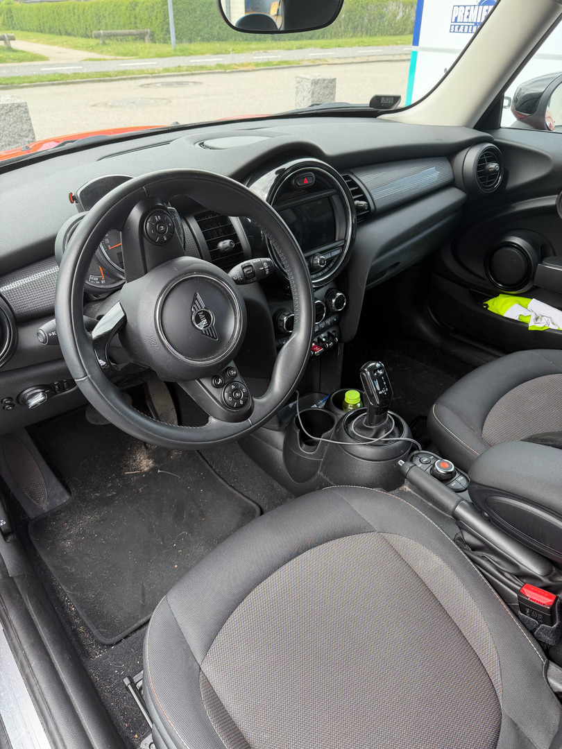 Rød Mini Cooper fra 2019