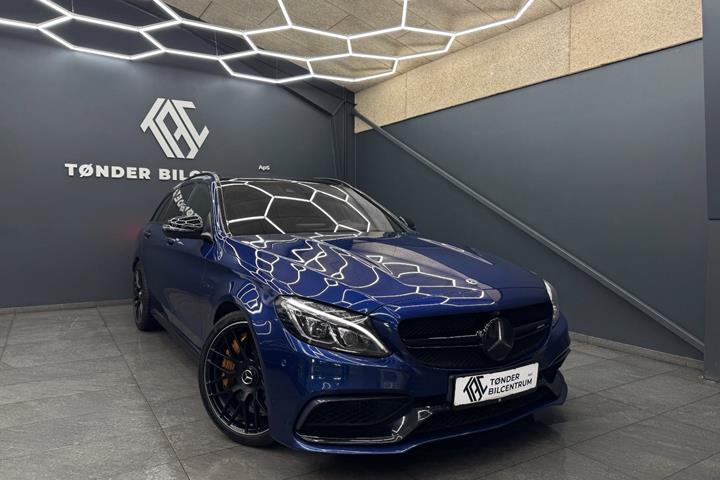 Blå Mercedes C63 fra 2018 set udefra