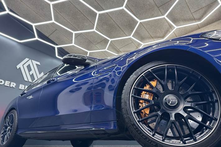 Blå Mercedes C63 fra 2018