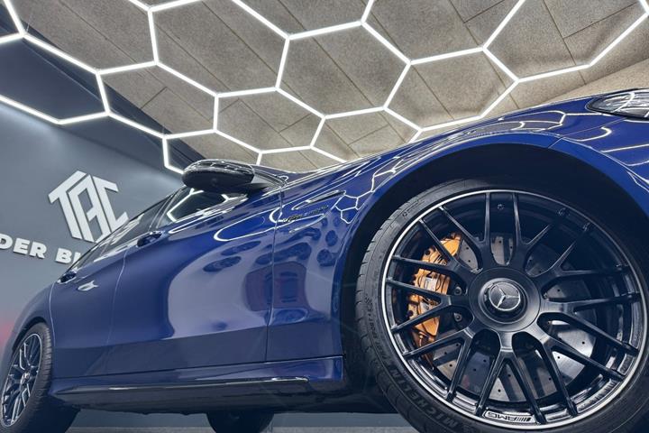 Blå Mercedes C63 fra 2018