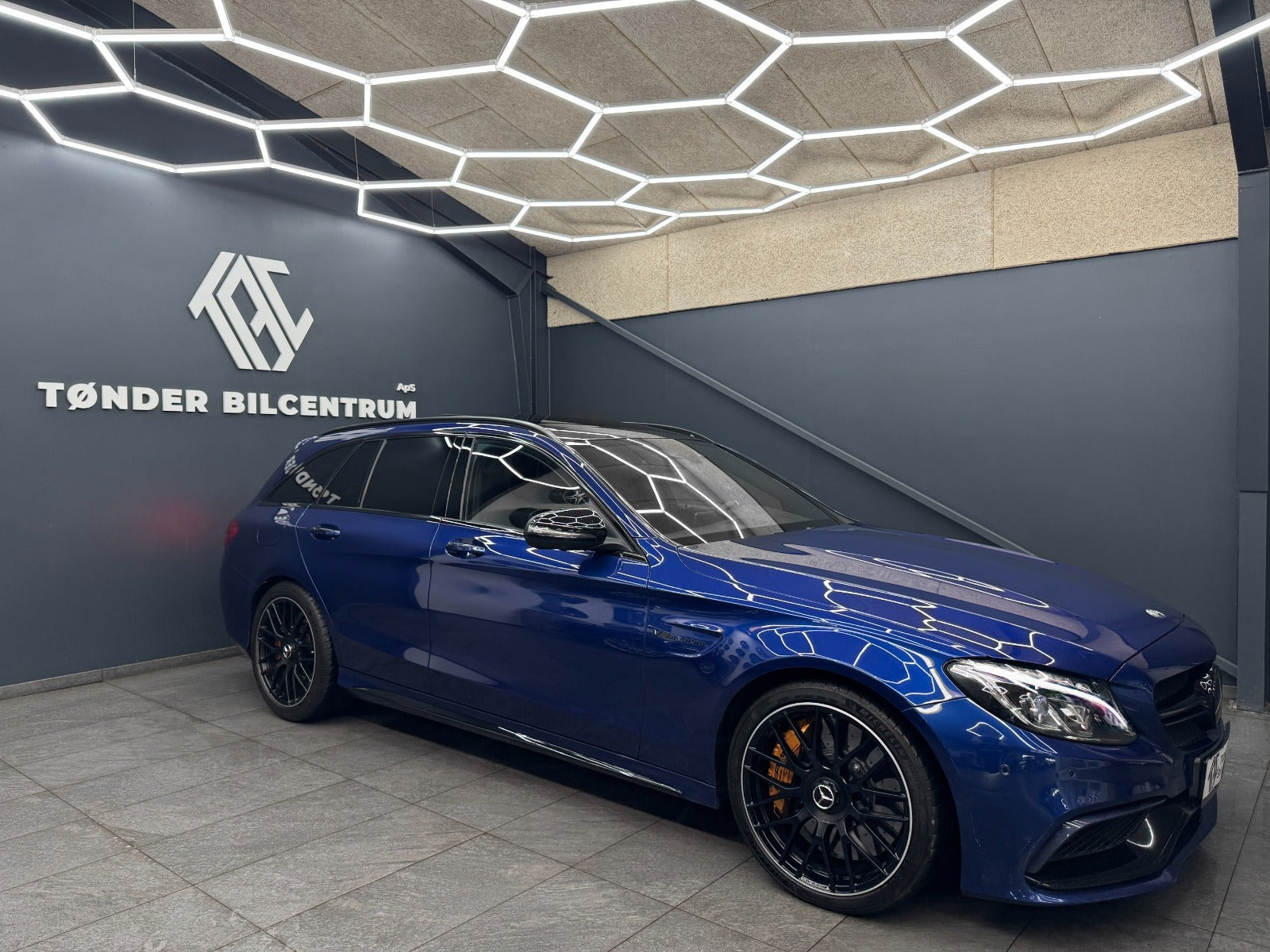 Blå Mercedes C63 fra 2018
