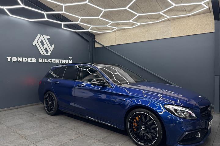 Blå Mercedes C63 fra 2018