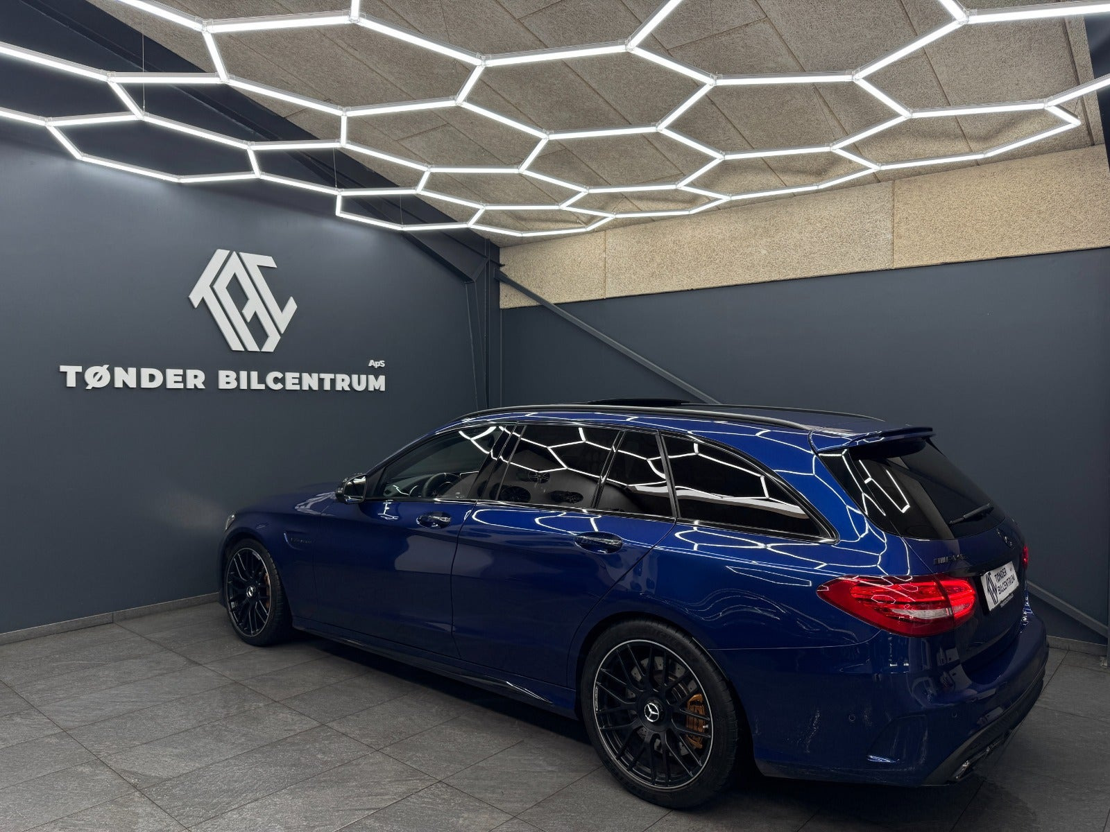 Blå Mercedes C63 fra 2018