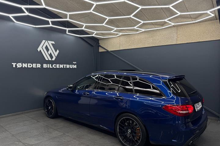 Blå Mercedes C63 fra 2018