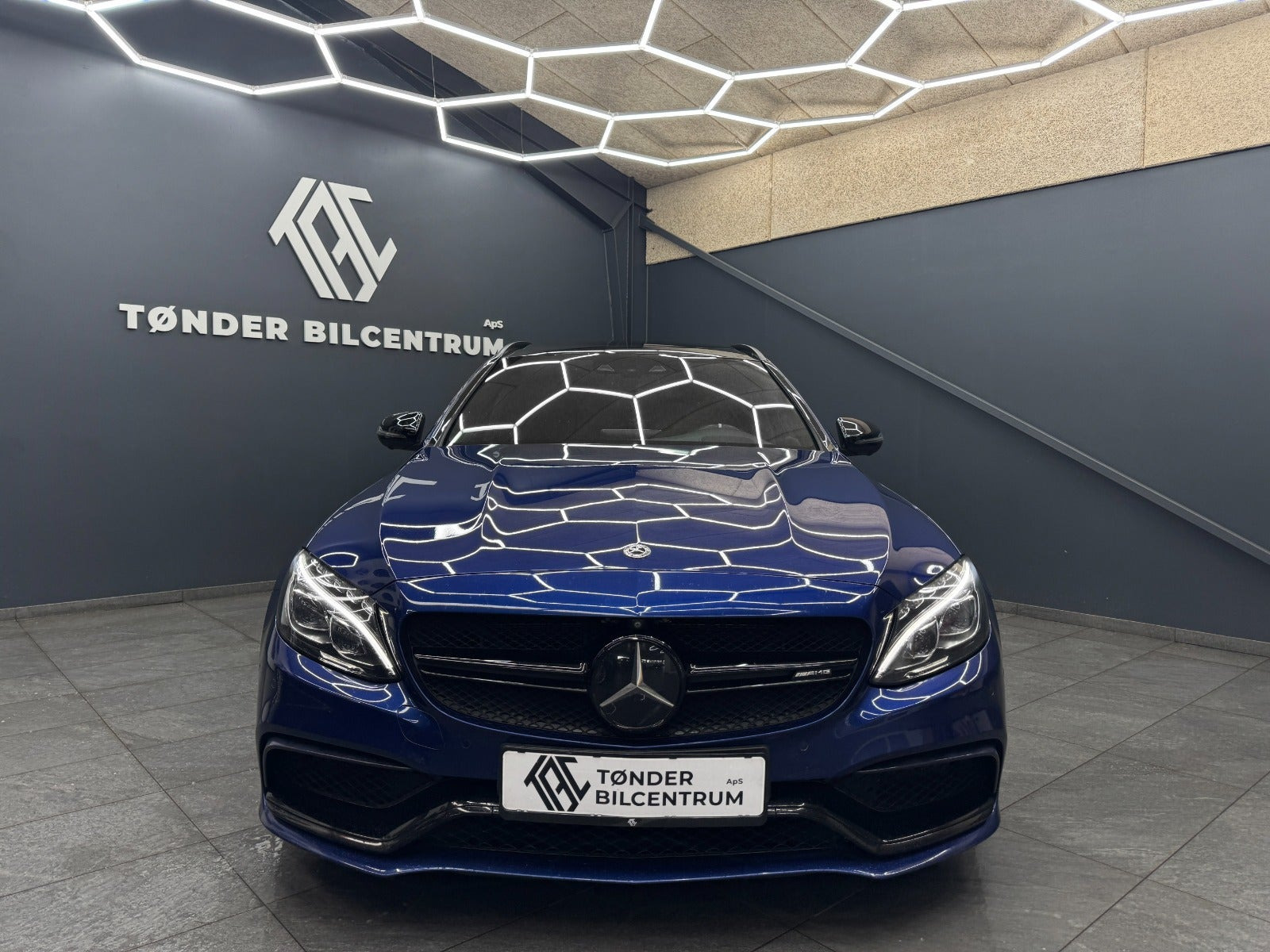 Blå Mercedes C63 fra 2018