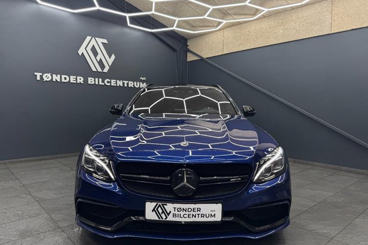 Blå Mercedes C63 fra 2018