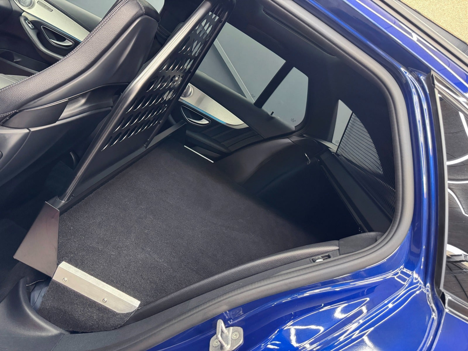 Blå Mercedes C63 fra 2018