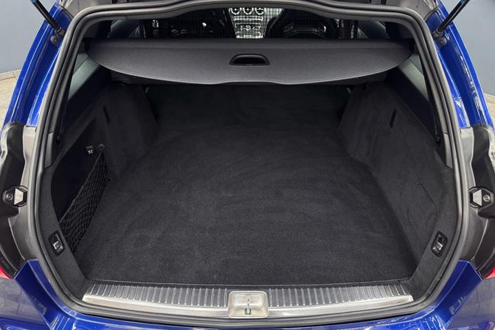 Blå Mercedes C63 fra 2018