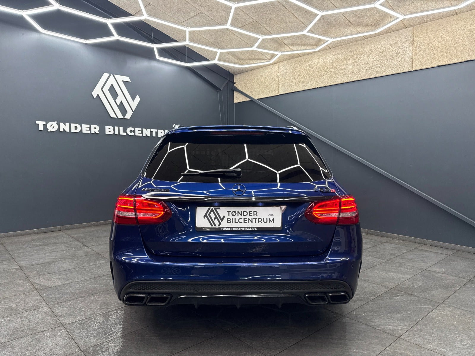 Blå Mercedes C63 fra 2018