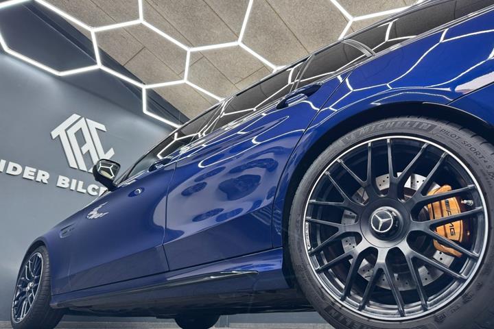 Blå Mercedes C63 fra 2018