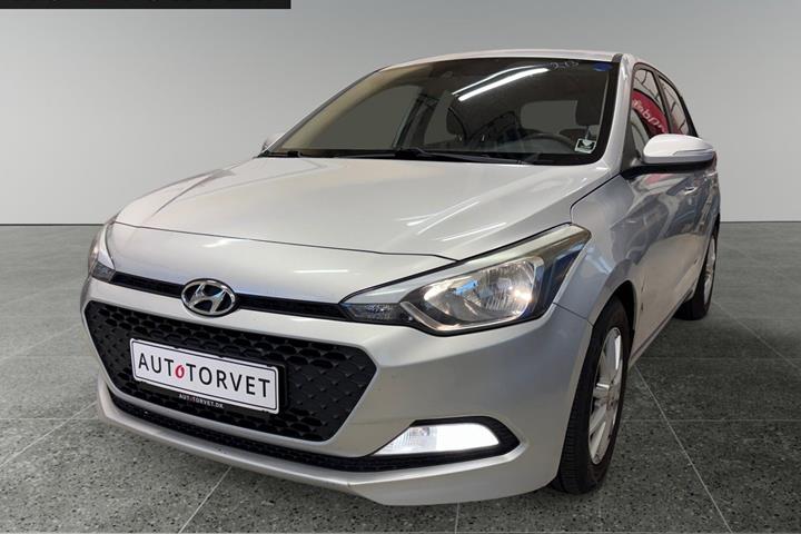 Sølv Hyundai i20 fra 2016 set udefra