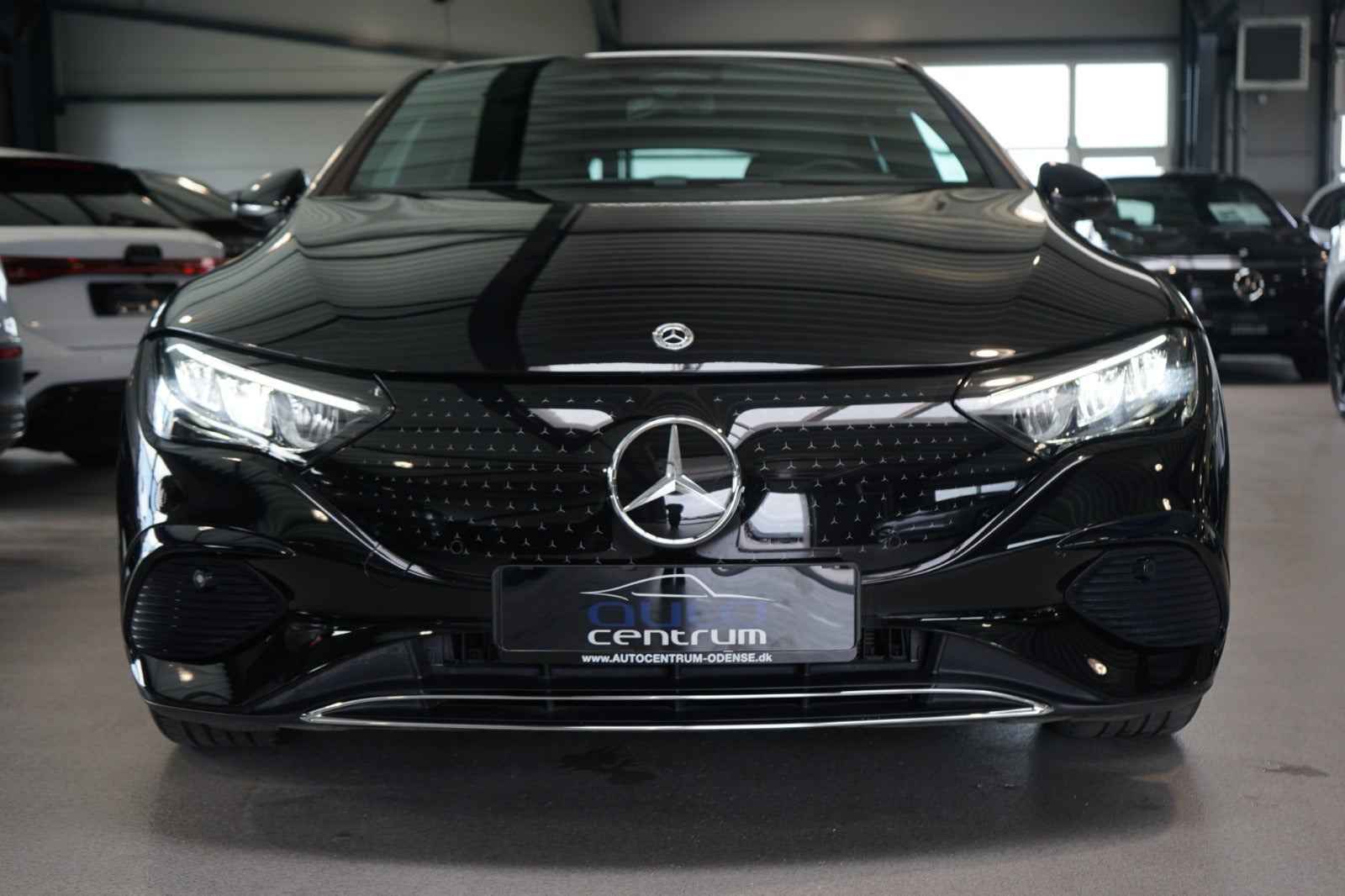 Sort Mercedes EQE350+ fra 2023