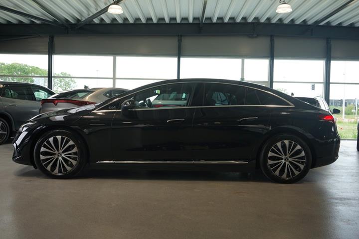 Sort Mercedes EQE350+ fra 2023