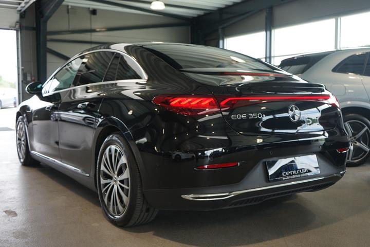 Sort Mercedes EQE350+ fra 2023