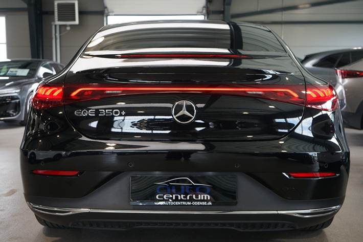 Sort Mercedes EQE350+ fra 2023