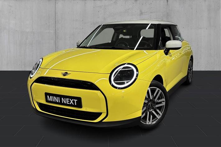 Gul Mini Cooper E fra 2024 set udefra