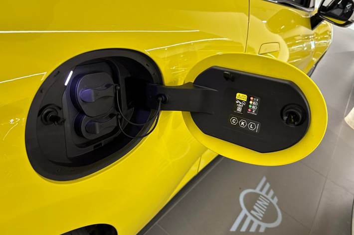 Gul Mini Cooper E fra 2024