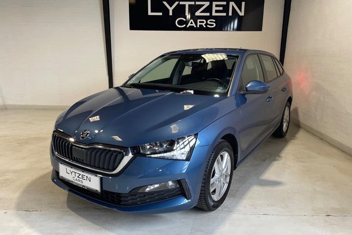 Blå Skoda Scala fra 2022 set udefra
