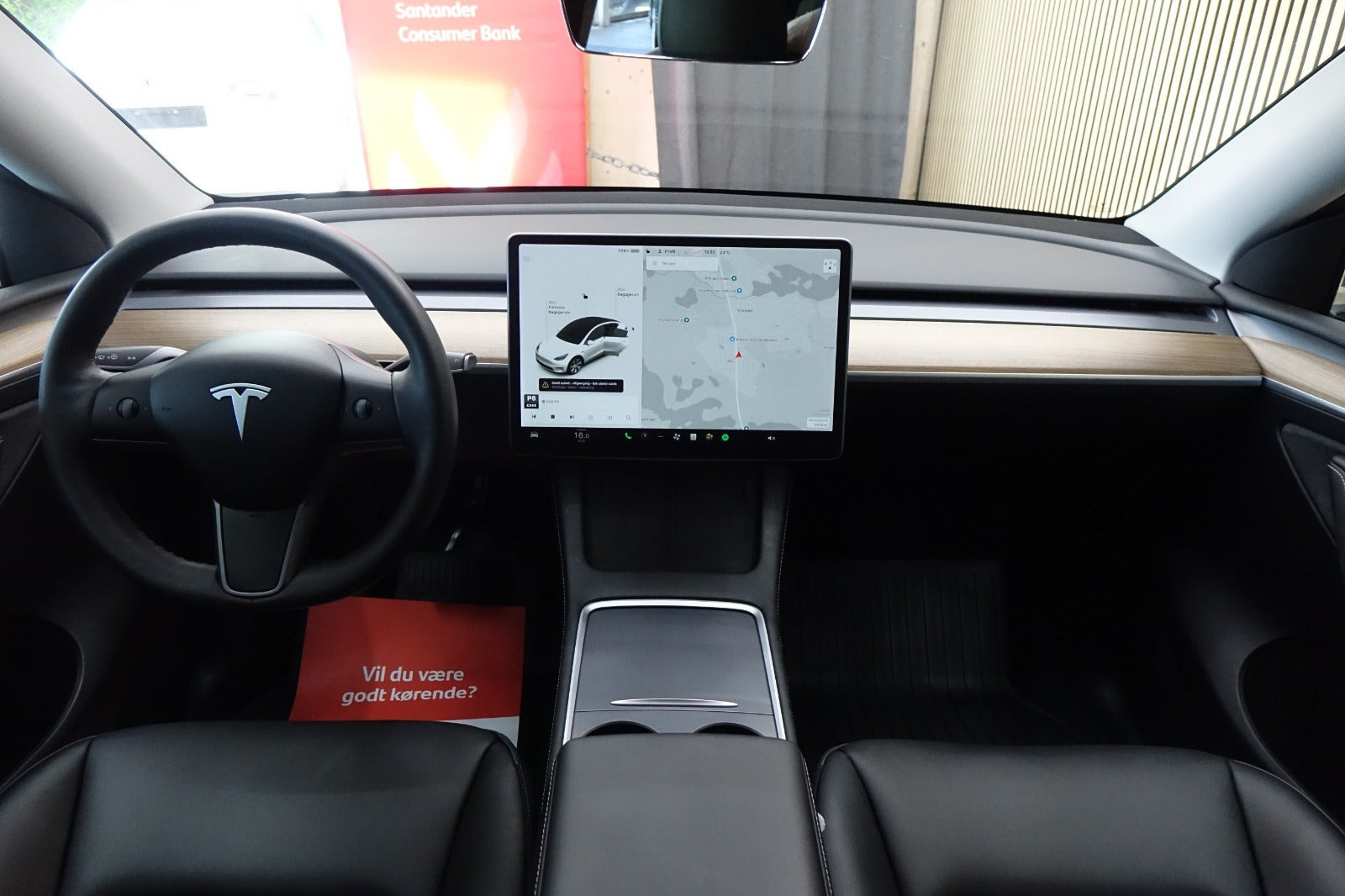 Hvid Tesla Model Y fra 2022