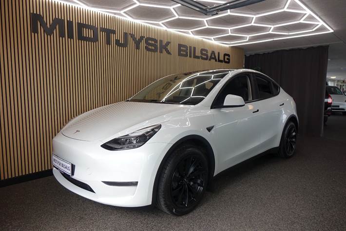 Hvid Tesla Model Y fra 2022