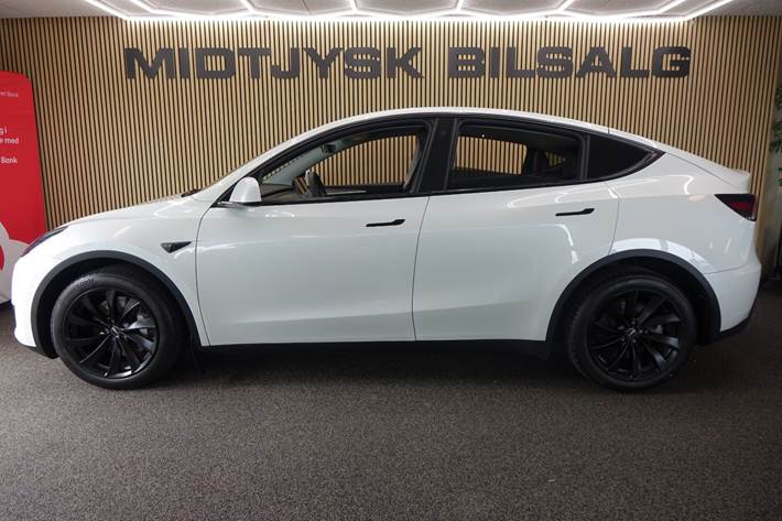 Hvid Tesla Model Y fra 2022