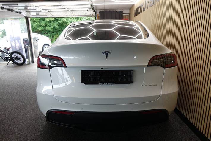 Hvid Tesla Model Y fra 2022