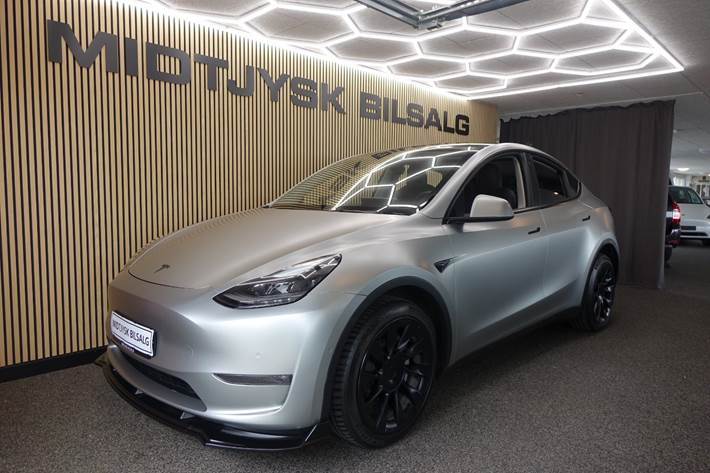 Sølv Tesla Model Y fra 2021