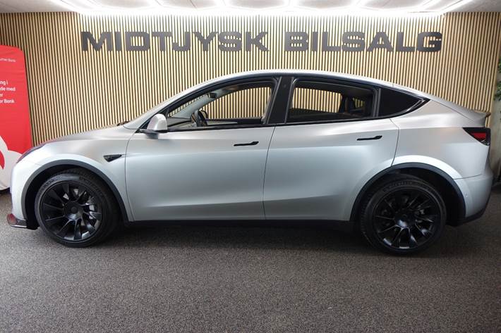 Sølv Tesla Model Y fra 2021