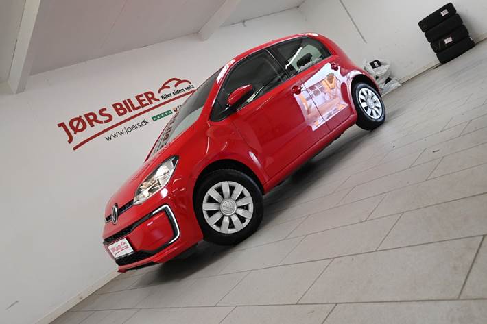 Rød VW E-UP! fra 2021 set udefra