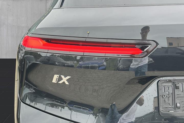 Sort BMW iX fra 2026