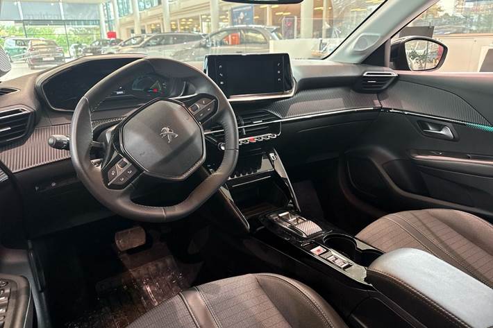 Sort Peugeot e-208 fra 2023