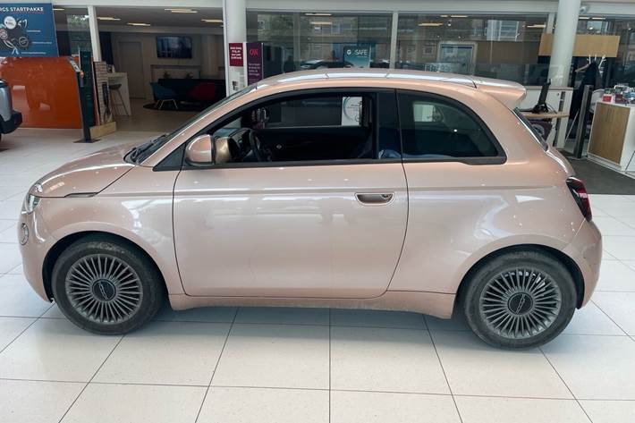 Grå Fiat 500e fra 2022