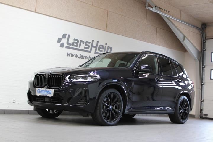 Sort BMW X3 fra 2023 set udefra