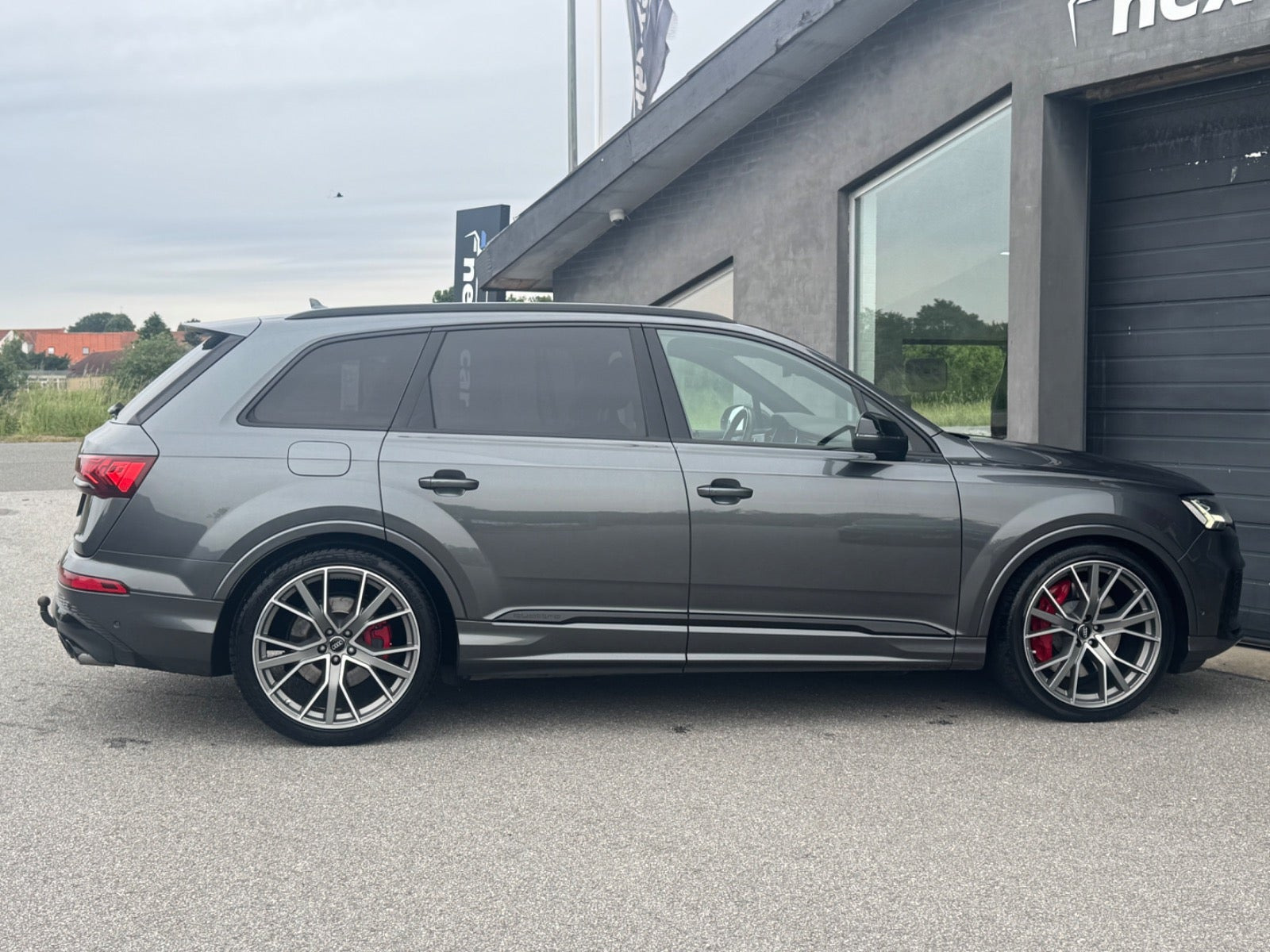 Grå Audi SQ7 fra 2020