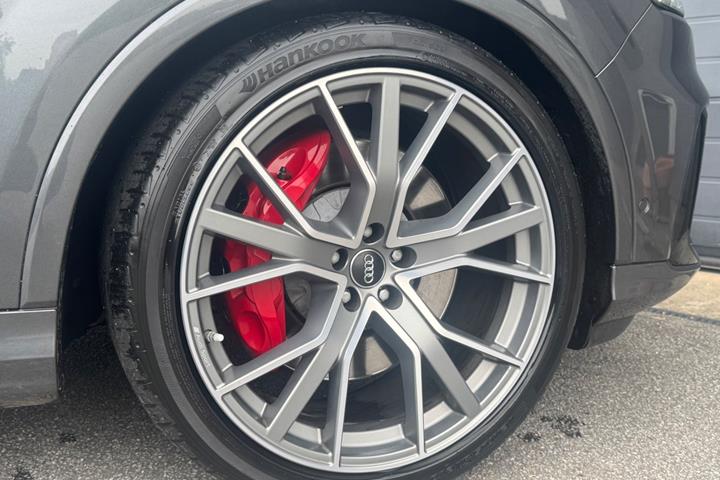 Grå Audi SQ7 fra 2020