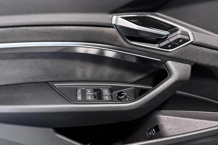 Sort Audi e-tron fra 2023