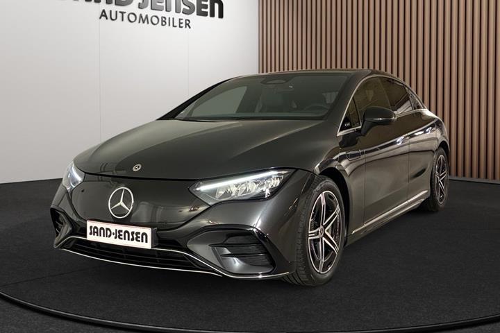 Grå Mercedes EQE350 fra 2024 set udefra