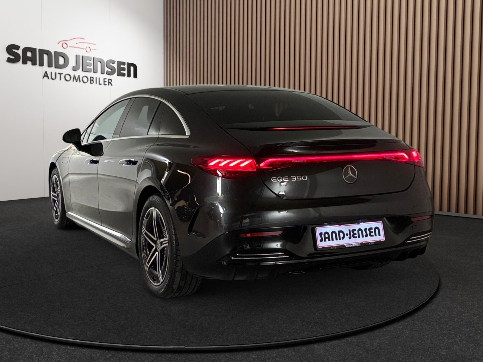Grå Mercedes EQE350 fra 2024